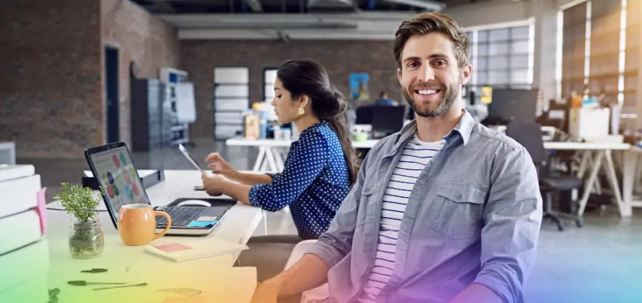 homem feliz por causa da inteligência artificial
