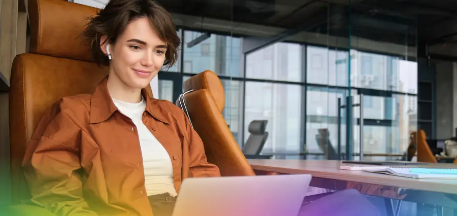 mulher trabalhando com laptop